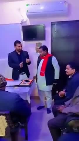#जेफ_बेज़ोस कहते हैं कि, फर्क नहीं पड़ता की तुम कितने #टैलेंटेड हो, तुम्हारी #स्ट्रैटेजी कितनी #कमाल की हैं,
अगर आप #अकेले काम कर रहे हो तो आप हमेशा उस #व्यक्ति से #हारोगे जो एक #मज़बूत_टीम के साथ काम कर रहे हैं ।