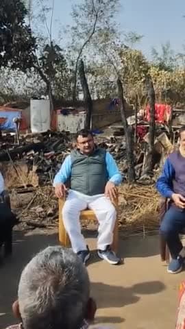 #आगजनी में तत्काल खुद पहुंच कर चावल, दाल,चूड़ा, दालमोट,आलू बिस्कुट एवम कंबल पहुंचा कर पीड़ित को #राहत पहुंचाई-#कुमार सुदर्शन सिंह।कल दिन में चौकाडीह,खैरा जमुई,के गरीब #मजदूर #जितेंद्र #पासवान जी के घर में आग लग जाने से लाखों का नुकसान