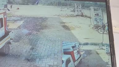 ग्वालियर में तेज रफ्तार कार ने बाइक सवार को मारी टक्कर, बाइक सवार की मौके पर हुई मौत।
#gwalior_update #GwaliorNews #MPN