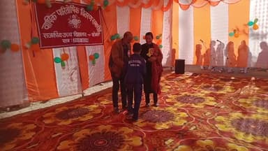 वा पारितोषिक वितरण समारोह में रा,उच्च पाठशाला सेगल मुख्य अतिथि श्री मति दीपा शर्मा जी पाठशाला के बच्चे के समानित करते
