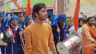 #पूजित_अक्षत_कलश
श्रीराम #जन्मभूमि अयोध्या से पूजित अक्षत कलश के साथ नगर परिषद हवेली खड़गपुर क्षेत्र में #नगर_भ्रमण सह #नागरिक_दर्शन कार्यक्रम का आयोजन किया गया।
विभिन्न स्थानों पर माताओं ने कलश का पूजन एवं पुष्प वर्षा कर स्वागत किया।।