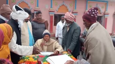 गरीब असहाय लोगों के बीच किया गया कम्बल का वितरण। समाज सेवी ने जरूरतमंदो के बीच बांटे कम्बल। #कंबल #समाजसेवी #चंदौली