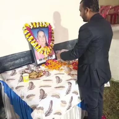 9 #जनवरी_वाराणसी
आज श्री #राम_बहादुर_प्रजापति जी के दादी जी का #त्रयोदश शोक सभा के #कार्यक्रम में सम्मिलित होकर उनकी #प्रतिमा के #समक्ष_पुष्प #अर्पित कर, #श्रद्धांजलि दी...
(#पूर्व_लोकसभा_प्रत्याशी )
#बृजेश_प्रजापति