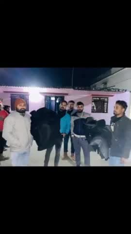 #गरीब_सेवा_मंच के माध्यम से हर साल की तरह इस ठिठुरती सर्दी में आज रात्रि विभिन्न जगह पर जरूरतमंदों बीच में #कम्बल वितरण किया गया !
वितरण के समय जिले के सामाजिक कार्यकर्ता Anas Salam Fardeen Ahmed #शमशेर_भाई रोहित पटेल Niraj Panday Deepchand