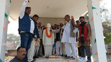 #चेनारी #Rohtas जगदेव प्रसाद जी के पर्तिमा पर पुष्प माला अर्पित करते हुए