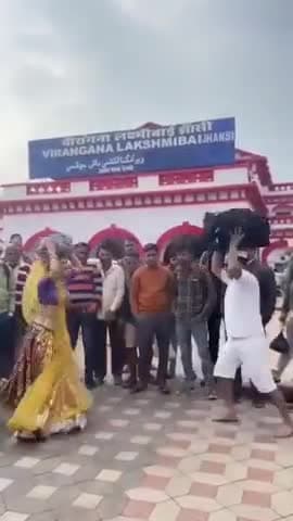 झांसी स्टेशन का नजारा 😂😍
#फिल्म अभिनेता #गोविंदा और अभिनेत्री #करिश्मा_कपूर