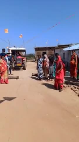 कटंगी: राजा भोज कॉलेज के समीप ग्राम वासियों ने ट्रेक्टर चालको की मनमानी का किया विरोध गाड़ियों को रोककर समझाइस दी। #रामनगर
