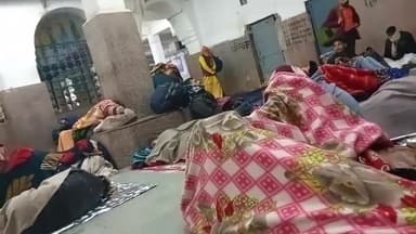 RO/ARO की परीक्षा को लेकर उम्मीदवारो का हुजूम इटावा स्टेशन पर #RO/ARO #examination #etawah14