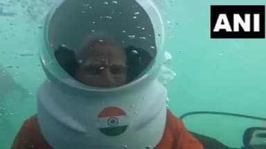 73 वर्ष की आयु में इस तरह भक्ति करना अद्भुत है।
नतमस्तक हूं इस #अवतारी_पुरुष के आगे 👏
#युगपुरुष #द्वारिकाधीश