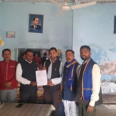 भीम आर्मी भारत एकता मिशन संगठन ने अपने संगठन के पूर्व जिला प्रभारी निर्दोष कुमार गौतम को मैनपुरी लोकसभा 21 से चुनाव लड़ने हेतु बहुजन समाज पार्टी के जिला अध्यक्ष को आवेदन पत्र दिया।
#vijaykumarazad #bhimarmyworld #BSP #BspIndia