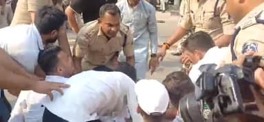 रायपुर में कमरतोड़ महंगाई और ऐतिहासिक बेरोजगारी को लेकर छत्तीसगढ़ युवा कांग्रेस के साथियों ने CM आवास का घेराव किया.।
#CMHouseGherao