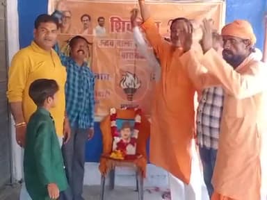 शहीद भगत सिंह जी की 93 वें शहादत दिवस पर नमन करते हुए शिवसैनिक
#शिवसेना यूबीटी बाराबंकी २३मार्च @सौमैया नगर