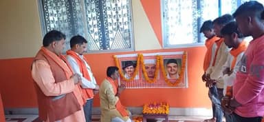 #शहीद_दिवस
आज मऊ नगर के दक्षिणेश्वर हनुमान मंदिर पर भारत माता के महान अमर सपूत पूज्यनीय शहीद भगत सिंह जी, शहीद सुखदेव जी व शहीद राजगुरु जी के बलिदान दिवस पर पुष्प अर्पित कर नमन किया गया।