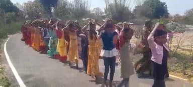 कटोरिया: #विश्वकर्मा नगर में निकाली गई #कलश यात्रा #अष्टयाम के लिए नूनू बांध से जल भर के ले गए काली मंडलो जहां # रामधुनी शुरू हुआ