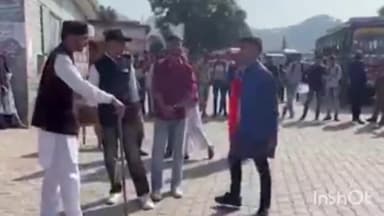 धीरा: नुक्कड़ नाटक के माध्यम से कलाकारों ने मतदातों को किया जागरुक।