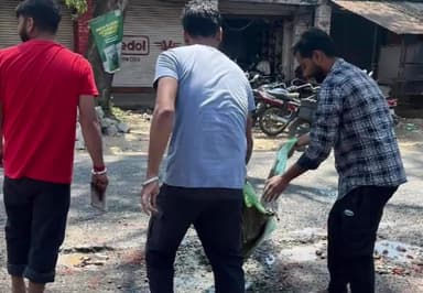 बड़ोह: पंचायत ठारु के युवाओं ने राष्ट्रीय उच्चमार्ग ठारू मे सड़क पर गड्डे भरे