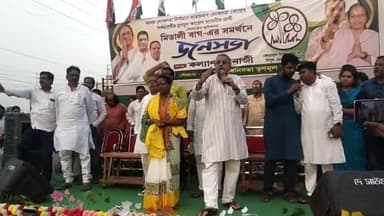 গোঘাট ২: চটি এলাকায় তৃণমূল কর্মীদের নিয়ে পথ সভা করলে তৃণমূল নেতা কল্যাণ বন্দ্যোপাধ্যায়।