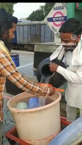 इस भीषण गर्मी में ट्रेन में यात्रा कर रहा है यात्रियों को निरंतर जल सेवा जारी है।
 क्योंकि मानव सेवा ही माधव सेवा है।
आप भी समय निकालकर जल सेवा जरूर करें ।
आपका स्वागत है ❤️😊
 #mujahidaliharda  #trendingreels #traveladdic