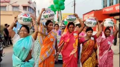 গোঘাট ১: গোঘাটের মিশন মোর এলাকায় লক্ষ্মীর ভান্ডার নিয়ে মিছিল মহিলাদের।