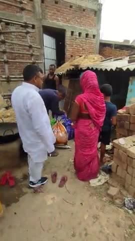 बिगत खैरा #अमारी में गरीब मजदूर उदय तांती जी के घर में गैस लीक से आग लग गई,घर का सब #जल कर राख हो गया।मौके पर तत्काल पहुंच कर महीने भर का #खाद्य राशन सामग्री दे कर #प्रोत्साहित किया।भविष्य में ऐसी घटना ना हो उसकी जानकारी दी।
कुमार सुदर्शन