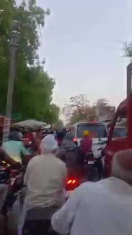 कासिमाबाद: कासिमाबाद पुरानी बाजार मार्ग पर बेतरतीब वाहनों से लग रहा घंटो जाम,ग्रामीण परेशान