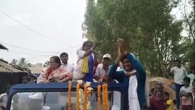 গোঘাট ২: গোঘাটের বেলে পাড়া এলাকায় গান গাইলেন আরামবাগ লোকসভা কেন্দ্রের তৃণমূল প্রার্থী।