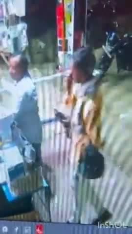कासिमाबाद: कासिमाबाद पुलिस ने दुकान के सामने खड़ी बाइक को चोरी करते हुए एक व्यक्ति का वीडियो सोशल मीडिया पर किया वायरल