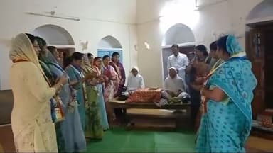 मातृ पितृ छाया वृद्ध आश्रम टीकमगढ़ मे संचालित करनेवाली समाजसेविकाओ ने 105 #सृष्टिभूषण माता जी,आर्यिका श्री #विश्वयशमति माता जी के पपौरा जी मे दर्शन कर आशीर्वाद लिया..पवनघुवारा भूमिपुत्र 27/4/2024