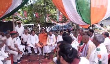 बाराबंकी लोकसभा प्रत्याशी तनुज पुनिया जी के केंद्रीय चुनाव कार्यालय पर बैठक के दौरान शिवसेना यूबीटी जिला प्रमुख मनोज मिश्र विद्रोही भी उपस्थित रहे
#तनुज #पुनिया 🌹👍💪