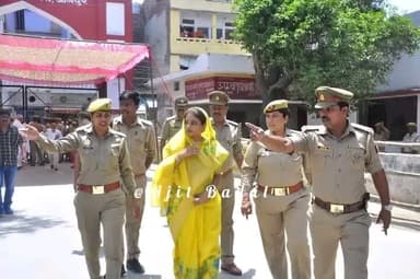पूर्व सांसद चाचा श्री धनंजय सिंह की पत्नी बसपा उम्मीदवार चाची श्रीकला सिंह कलेक्ट्रेट में #नामांकन को पहुंची