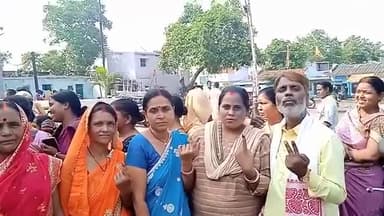 राष्ट्र प्रथम के भाव को लेकर लोकतंत्र के इस महापर्व में अपनी भागीदारी सुनिश्चित करते हुए मतदान किया।
📍 #लोयाबाद 👉 #जिला_धनबाद
याद #रखना है- पहले #मतदान, फिर #जलपान!