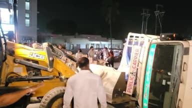 झुमरी तिलैया के आर्यन हॉस्पिटल के समीप NH रोड पर टायर फटने से पलटी वाहन, JCB से कराया गया साइड.
#Koderma #jhumritelaiya