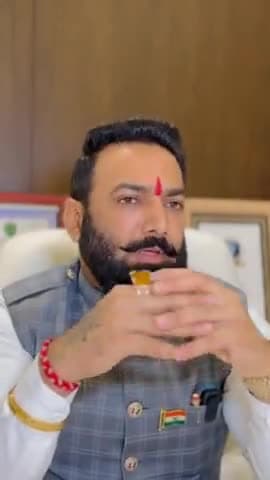 अगर हम लोग थोड़ी देर लड़ना भूल जाते हैं
सियासी सूरमाओं का पसीना छूट जाता है
#motivationalspeaker
#motivation
#motivationalquotes