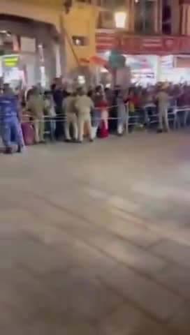 प्रधानमंत्री के काफ़िले पर ‘फूलों’ की जगह ‘चप्पलें’ बरसाने की मैं कड़ी निंदा करता हूँ
#Chappal
यह बहुत ही ग़लत बात है।
#VaranasiLokSabha