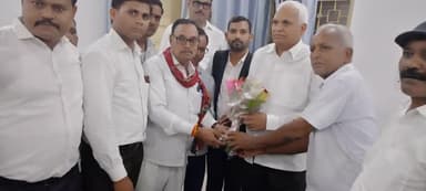 दिनांक 21/06/2024 को #जनपद -: #जौनपुर,
#डाक_बंगला मे पहुंचकर #सांसद #माननीय_बाबू_सिंह_कुशवाहा जी को बुके देकर #प्रजापति_समाज के द्वारा जीत की बधाइयां दी