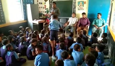 #शाला #प्रवेश #उत्सव
हर घर में यह दिप जलाओ
अपने बच्चों को स्कूल पहुंचाओ
प्रथमिक स्कूल कोदवा कला में बच्चों का मुंह मीठा कर विद्यालय में स्वागत अभिनंदन किये
आज का विद्यार्थी कल भारत का भविष्य है।