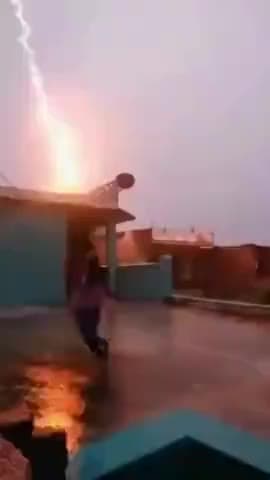 बिहार के सीतामढ़ी में मानसून की पहली बारिश में भींगकर एक लड़की अपने छत पर रील बना रही थी. तभी जोरदार आवाज के साथ आसमान से बिजली गिर गई.
#lightning #girl #rain #sitamarhi