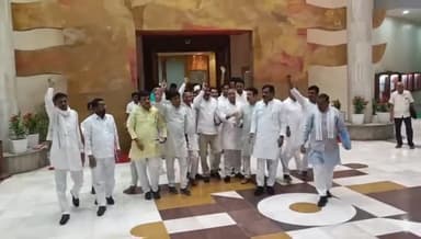आज विधानसभा में नर्सिंग घोटाले के विरोध में नेता प्रतिपक्ष उमंग सिंघार जी के नेतृत्व में तत्कालीन चिकित्सा शिक्षा मंत्री के इस्तीफे की मांग को लेकर प्रदर्शन किया ।
#NursingScam #नर्सिंग_घोटाला