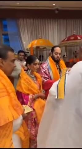 अंबानी परिवार को प्राप्त हुआ शंकराचार्य जी महाराज का आशीर्वाद
मुंबई
13.07.2024
#ambaniwedding
#JyotirmathShankaracharya