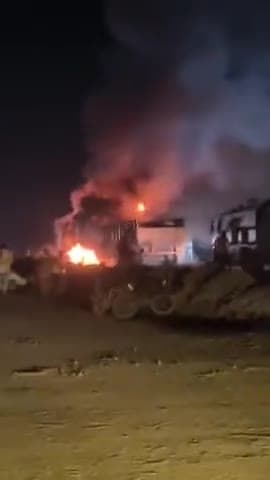 बरेला टोल रोड के पहले रितेश ढाबा के सामने आपस में भिड़े दो ट्रक, लग गई भीषण आग, जलकर हुए खाक
#Barela #jabalpur
