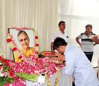 आधुनिक दिल्ली की शिल्पकार, लगातार 15 साल तक दिल्ली की मुख्यमंत्री रहीं स्वर्गीय शीला दीक्षित जी की पुण्यतिथि पर नमन। आप नजरों से दूर जा सकती हैं, दिल से नहीं! विनम्र श्रद्धांजलि🙏
#SheilaDikshit #शीला_दीक्षित