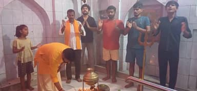 #हिन्दुत्व_पुनर्जागरण_अभियान
प्रत्येक शनिवार कि भांति इस शनिवार को भी प्राचीन शिवमंदिर लैरोदोनवार पर हिन्दू युवा वाहिनी जनपद मऊ द्वारा आरती का आयोजन किया गया।