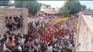 आ गई है पालकी जय #महाँकाल की..
अपनी प्रजा का हाल जानने,
नगर भ्रमण पर निकले राजा महाँकाल🚩🚩🚩
#उज्जैन_महाकालेश्वर🙏❤ #पालकी_बाबा_महांकाल_की #सवारी #महाकाल #हर_हर_महादेव #shambhu #shiv