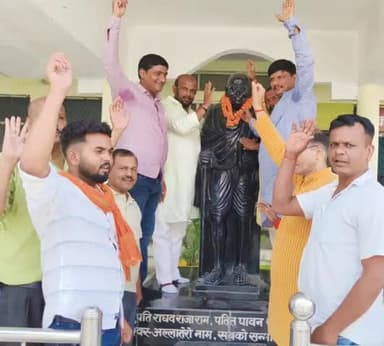 #भारत_छोड़ो_आंदोलन की वर्षगांठ पर महात्मा गांधी जी को कार्यकर्ताओं के साथ नमन किया!
#QuitIndiaMovement