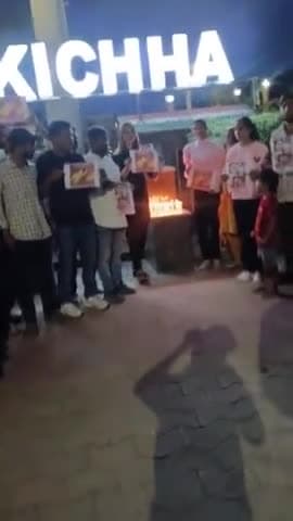 #रुद्रपुर के #फुटेला_हॉस्पिटल में कार्यरत स्टाफ नर्स #तस्लीम_जहां की #हत्या किए जाने से आक्रोशित यूथ कांग्रेस के कार्यकर्ता होने आज किच्छा में कैंडल जलाकर विरोध प्रदर्शन किया #बेटी को न्याय दिलाने तथा उच्चस्तरीय जांच की मांग की