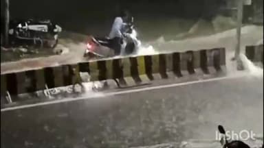 సైదాబాద్: కృష్ణానగర్ లో భారీ గా వరదనీటి ప్రవాహం.. స్కూటీ తో సహా కొట్టుకు పోయిన వ్యక్తి