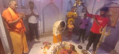 #हिन्दुत्व_पुनर्जागरण_अभियान के अन्तर्गत प्रत्येक शनिवार की भांति इस शनिवार को भी प्राचीन शिवमंदिर लैरोदोनवार पर हिन्दू युवा वाहिनी जनपद मऊ द्वारा आरती का आयोजन किया गया