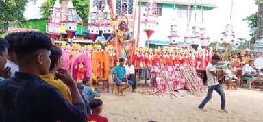 नरकटियागंज अनुमंडल क्षेत्र के गौनाहा प्रखंड अंतर्गत धनौजी गांव में महावीर झंडा मेला का आयोजन किया गया। #Avinash