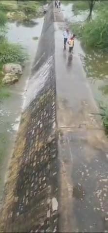 गांव जालिया ।।/ में नारायण सागर बधा की चादर / खरी नदी से भरा बधा