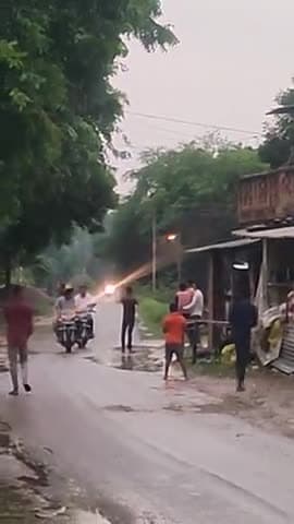 सेमर रना पुर मे खम्भे से लगी आग बिजली उतरी रॉड पर सावधान रहना है #viral #breakinews #viralnews #latest #currentnews#abp